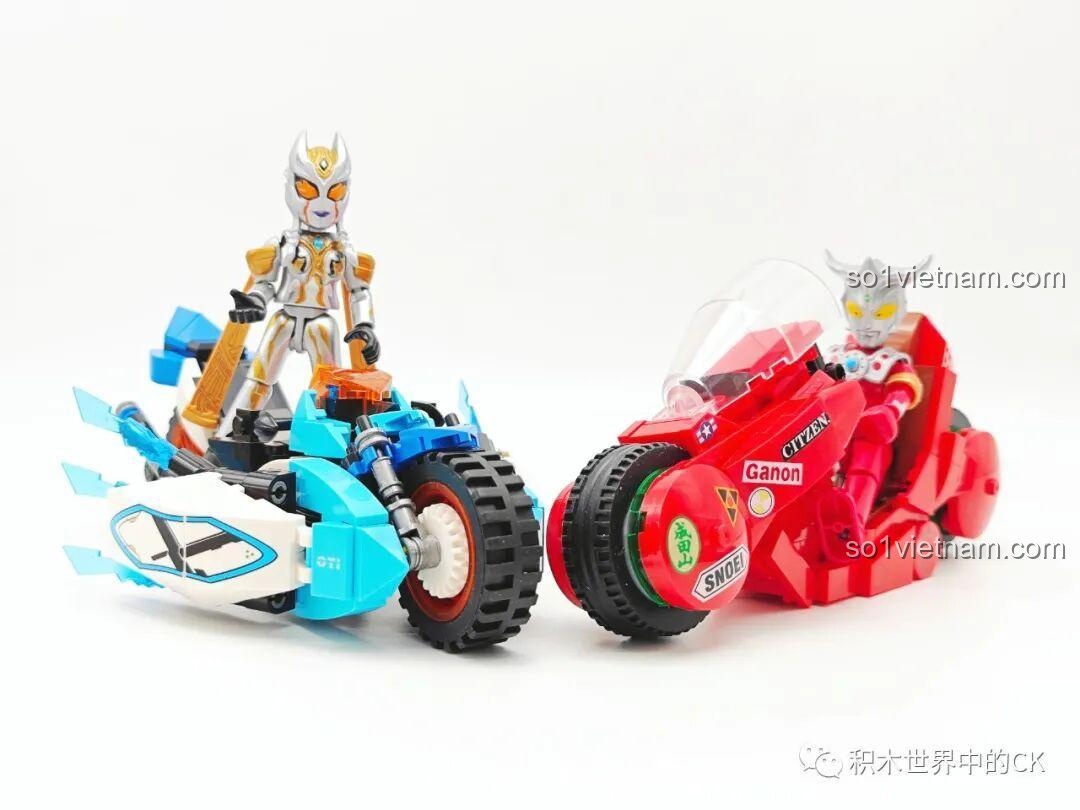 Bộ lắp ráp Chiến xa Cyberangel JIESTAR được đặt cạnh một mô hình xe moto màu đỏ khác để so sánh thiết kế.