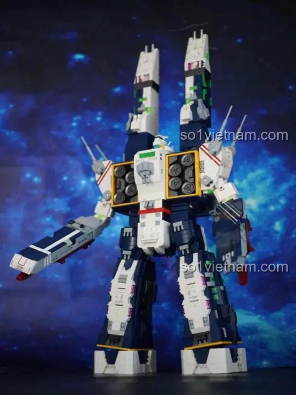 Ảnh review mô hình SDF-1 Macross JIESTAR 58144 ở chế độ robot, tư thế mạnh mẽ, đồ chơi cho con trai 14 tuổi