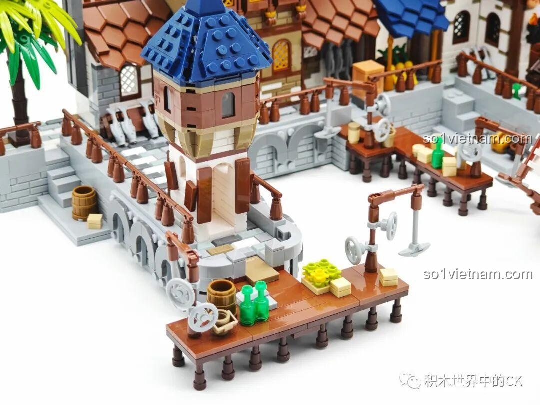 Chi tiết bến tàu của bộ lắp ghép JIESTAR 89152 Cảng Trung Cổ, với các phụ kiện nhỏ