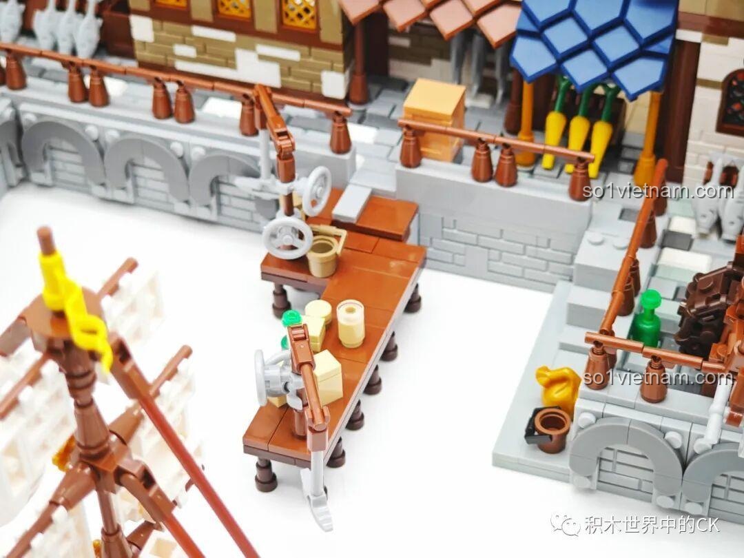 Chi tiết mặt tiền nhà của đồ chơi mô hình Cảng Trung Cổ JIESTAR 89152, cửa sổ và ban công