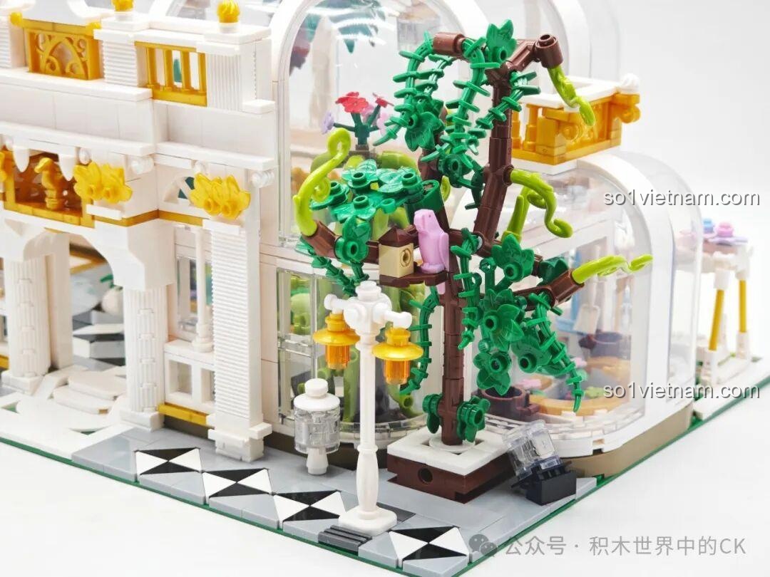 Chi tiết ban công vàng đồng và những chậu hoa nhỏ trên mái của JIESTAR JJ9044 Vườn Bách Thảo.