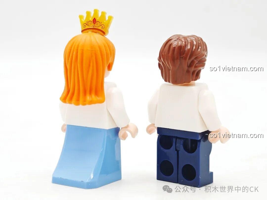 Mặt sau của hai minifigures người làm vườn trong bộ lắp ghép JIESTAR JJ9044 Vườn Bách Thảo.