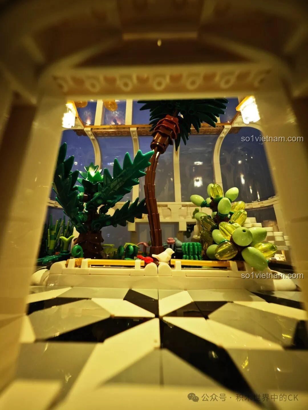 Chi tiết cây thân gỗ và đèn LED chiếu sáng bên trong nhà kính JIESTAR JJ9044 Vườn Bách Thảo.