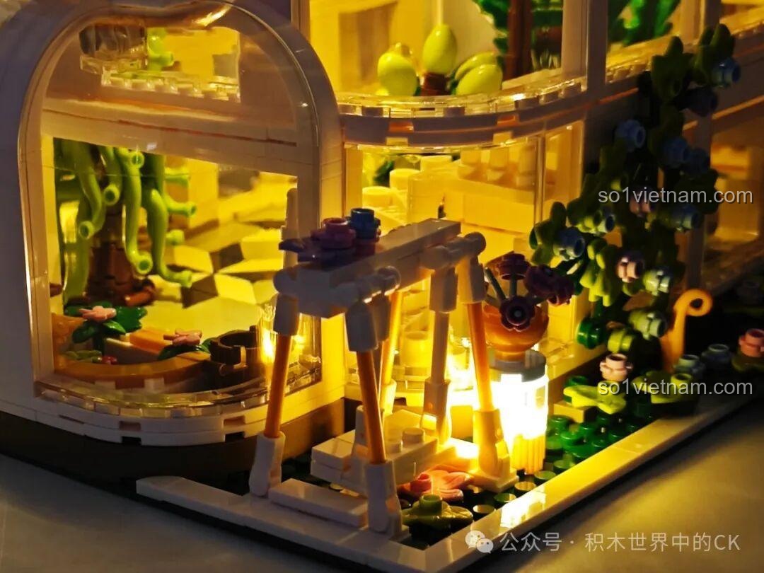 Những bông hoa đỏ rực rỡ và đèn LED chiếu sáng bên trong nhà kính JIESTAR JJ9044 Vườn Bách Thảo.