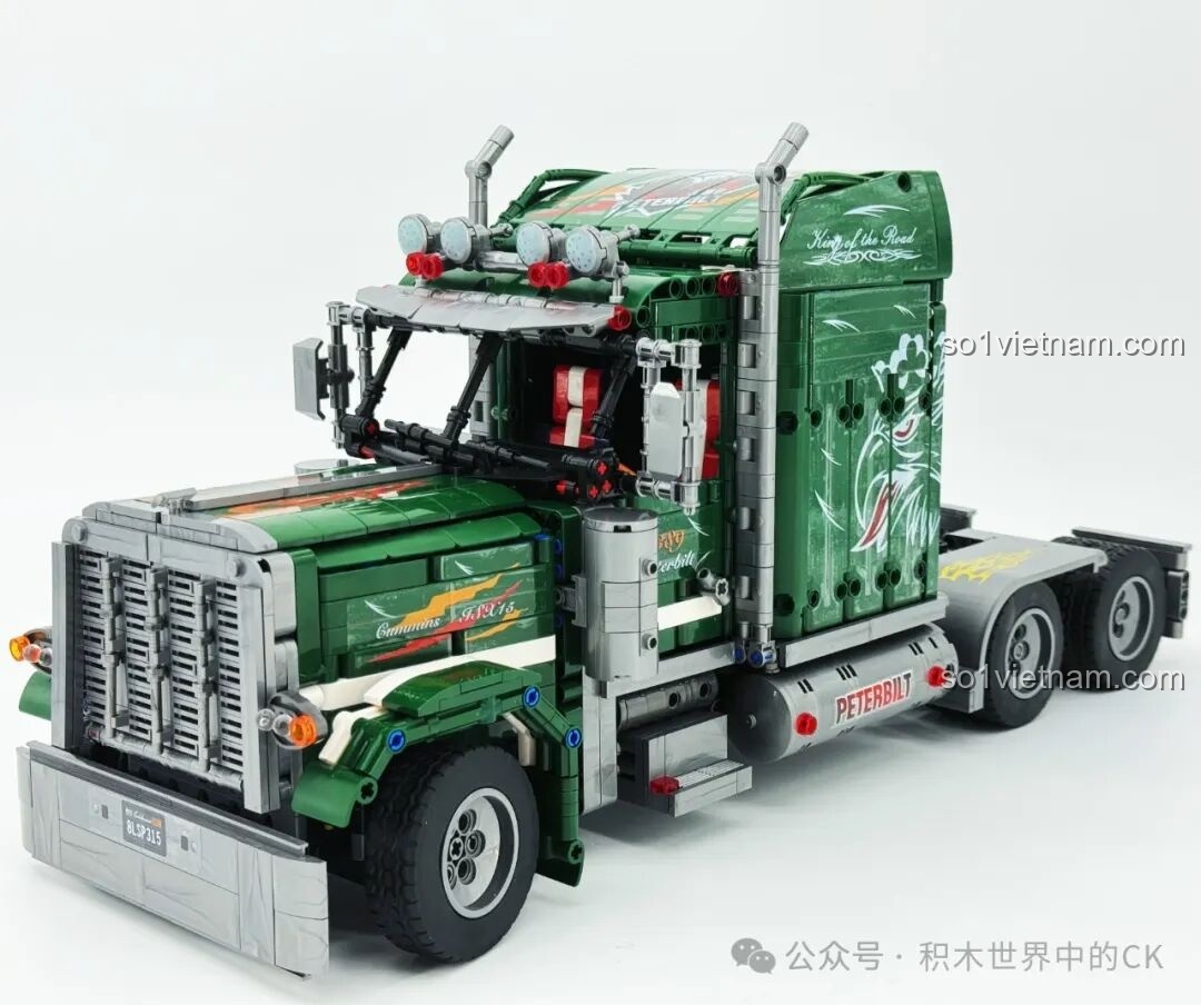Mô hình hoàn chỉnh JIESTAR JJ9069 Peterbilt 389 màu xanh lá, góc 3/4 phía trước. Review JIESTAR JJ9069 Peterbilt 389.
