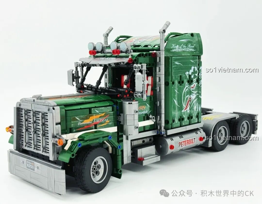 Góc nhìn 3/4 phía trước của mô hình JIESTAR JJ9069 Peterbilt 389 hoàn chỉnh. Review JIESTAR JJ9069 Peterbilt 389.