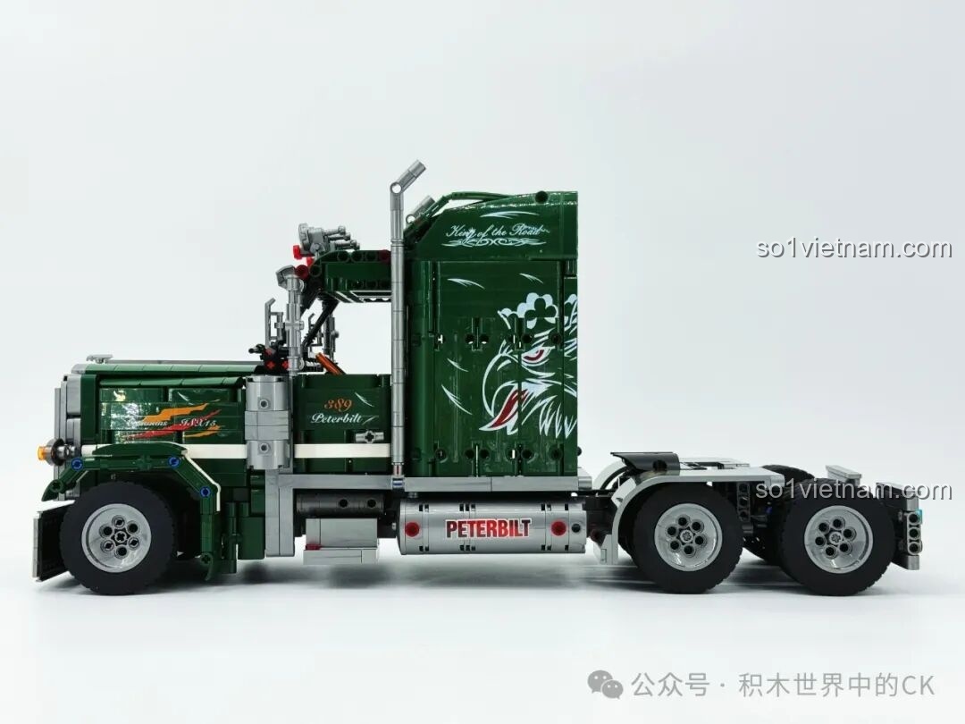 Mô hình JIESTAR JJ9069 Peterbilt 389 nhìn từ bên hông, với các chi tiết ống xả và bình nhiên liệu. Review JIESTAR JJ9069 Peterbilt 389.