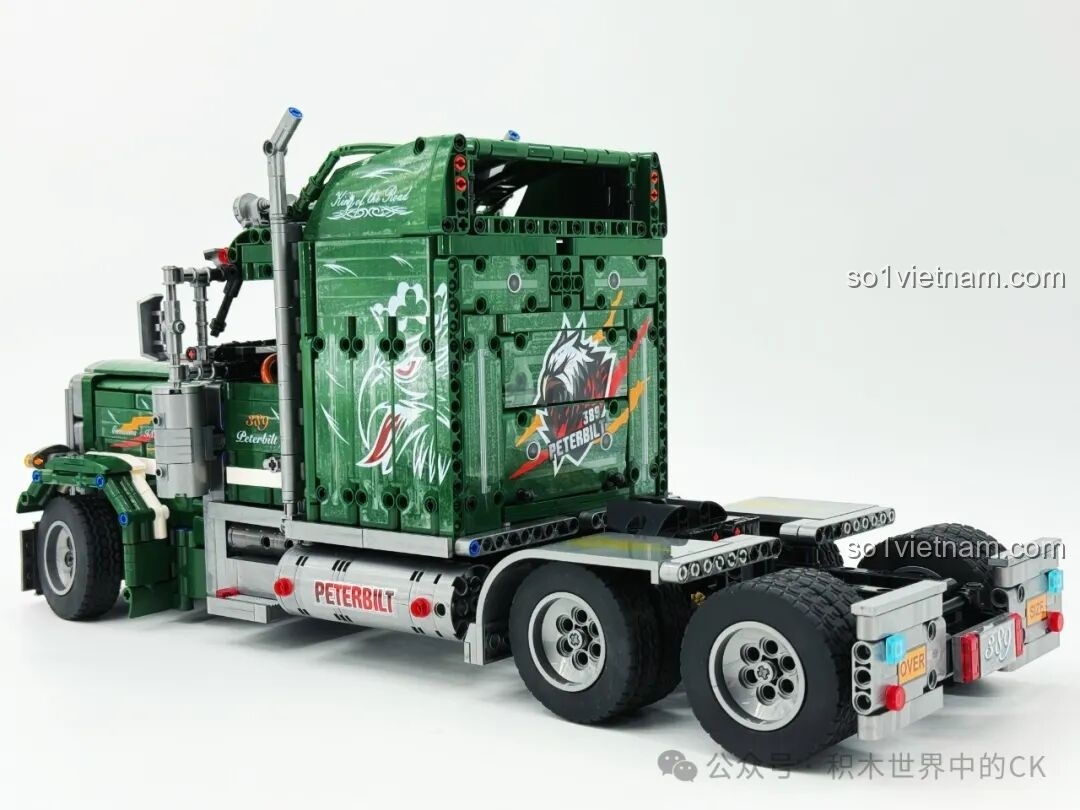 Góc nhìn phía sau của mô hình JIESTAR JJ9069 Peterbilt 389, với đèn hậu và biển số. Review JIESTAR JJ9069 Peterbilt 389.
