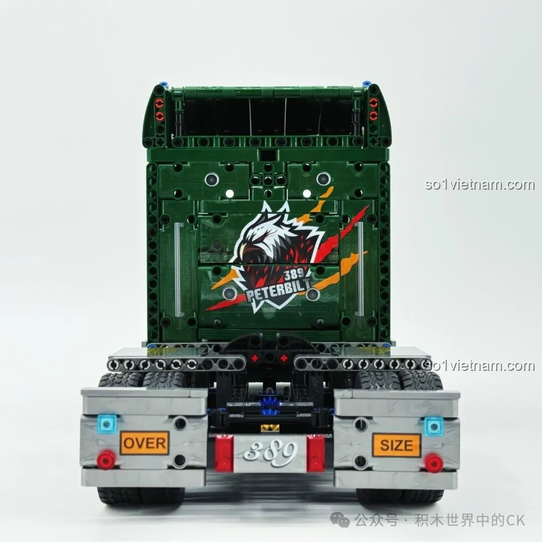 Góc nhìn 3/4 phía sau của mô hình JIESTAR JJ9069 Peterbilt 389, cho thấy sự cân đối. Review JIESTAR JJ9069 Peterbilt 389.