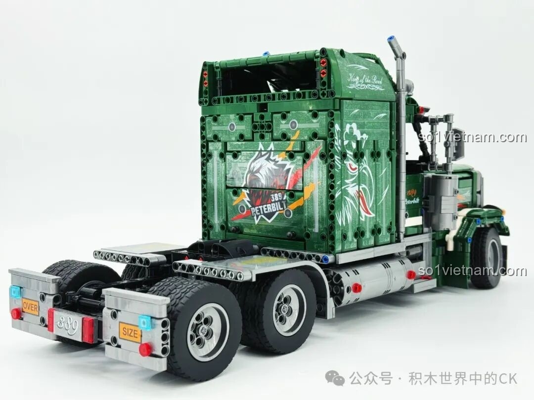 Mô hình JIESTAR JJ9069 Peterbilt 389 hoàn chỉnh từ bên hông, thể hiện vẻ đẹp tổng thể. Review JIESTAR JJ9069 Peterbilt 389.