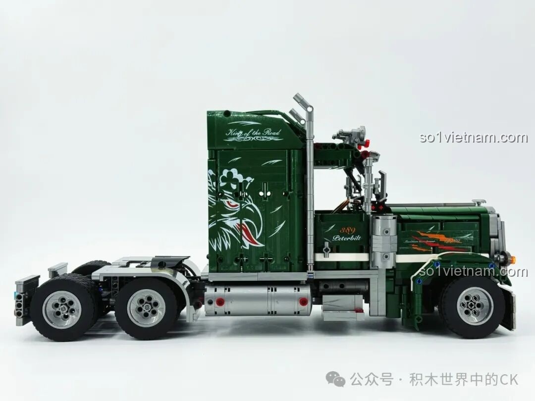 Cận cảnh lưới tản nhiệt mạ chrome sáng bóng của mô hình JIESTAR JJ9069 Peterbilt 389. Review JIESTAR JJ9069 Peterbilt 389.