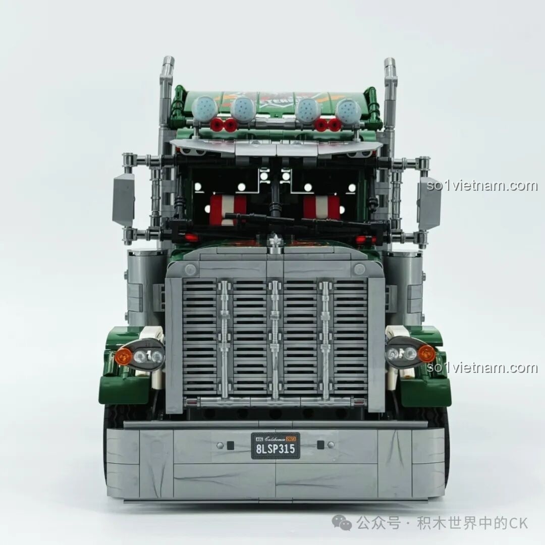 Decal lửa trên nắp capo của mô hình JIESTAR JJ9069 Peterbilt 389, tăng vẻ cá tính. Review JIESTAR JJ9069 Peterbilt 389.