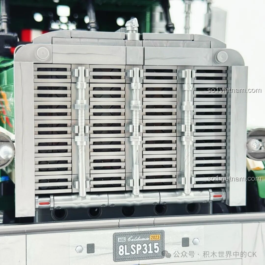 Cận cảnh logo Peterbilt 389 và các chi tiết bên hông xe JIESTAR JJ9069. Review JIESTAR JJ9069 Peterbilt 389.