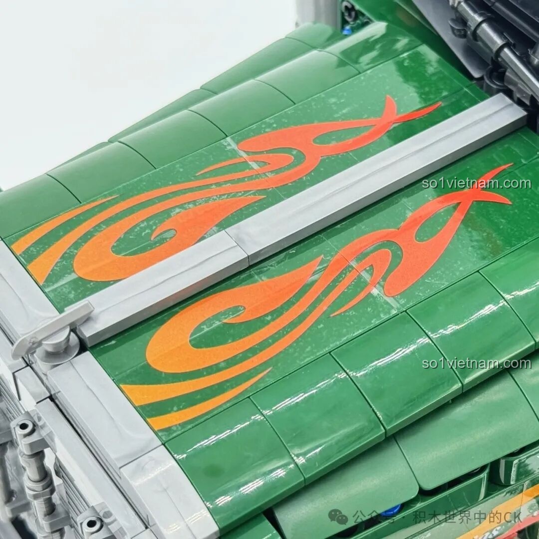 Nội thất cabin với vô lăng màu cam nổi bật và bảng điều khiển chi tiết của JIESTAR JJ9069 Peterbilt 389. Review JIESTAR JJ9069 Peterbilt 389.