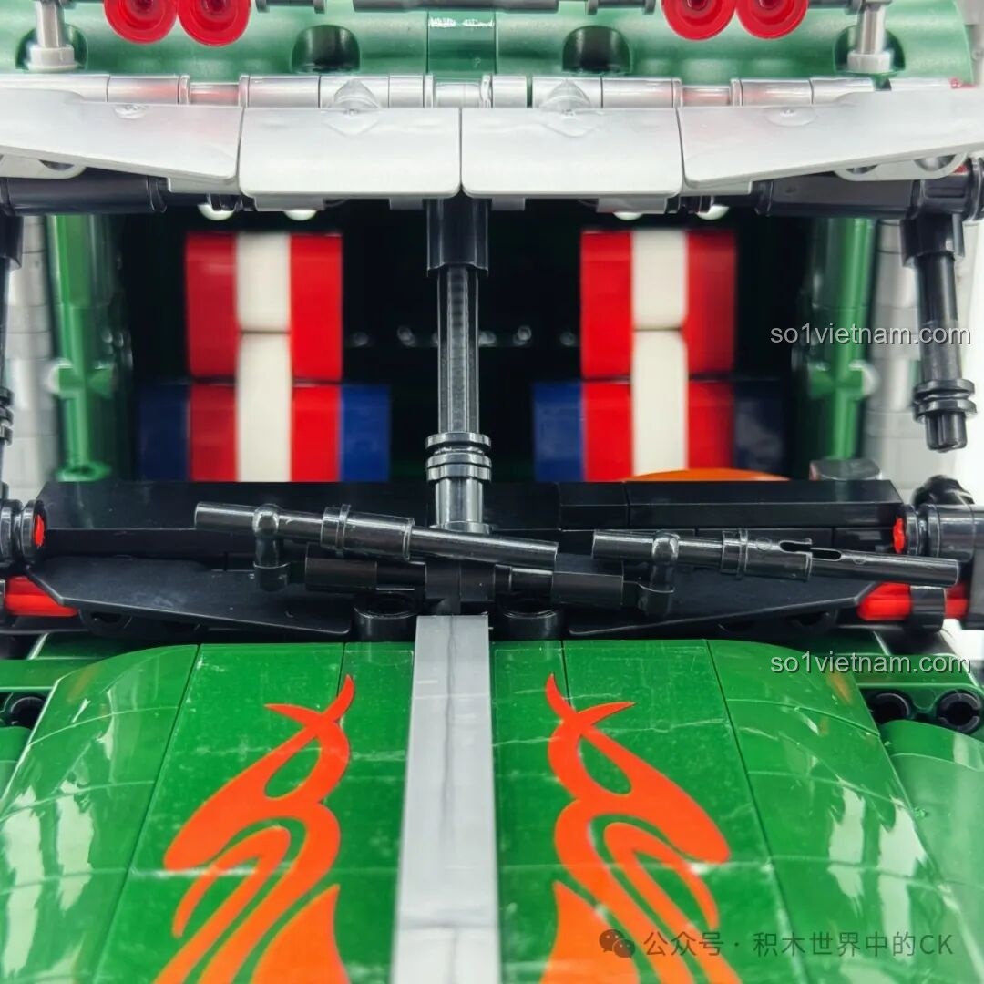 Khối động cơ V8 mạnh mẽ của JIESTAR JJ9069 Peterbilt 389 được tái hiện sống động khi mở nắp capo. Review JIESTAR JJ9069 Peterbilt 389.