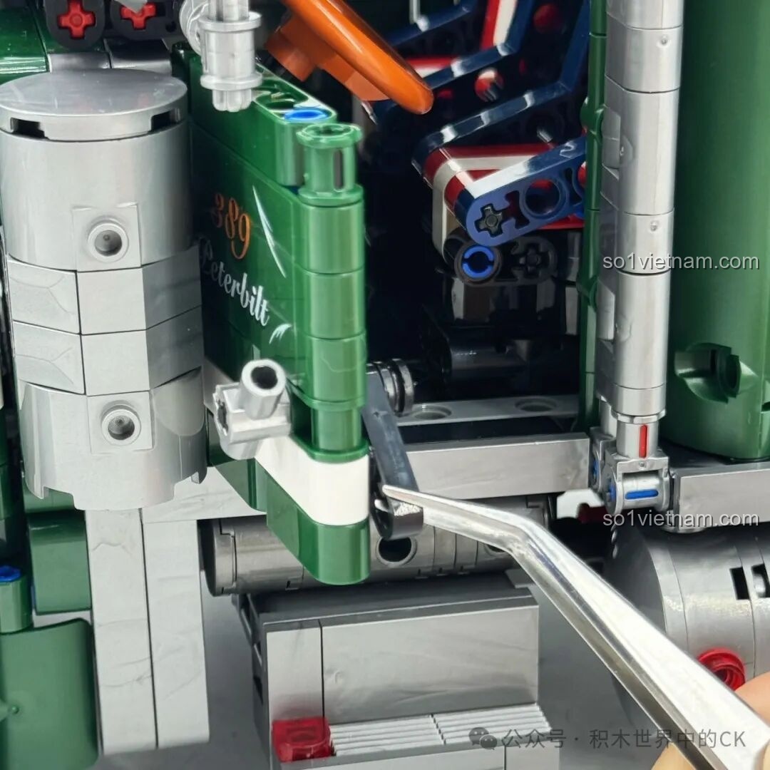 Ghế ngồi trong cabin JIESTAR JJ9069 Peterbilt 389 với màu sắc đỏ, trắng, xanh. Review JIESTAR JJ9069 Peterbilt 389.