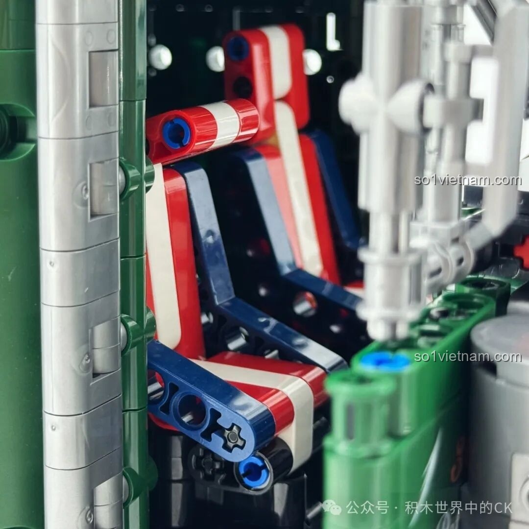 Góc nhìn từ phía sau khi so sánh JIESTAR JJ9069 Peterbilt 389 với xe khác. Review JIESTAR JJ9069 Peterbilt 389.