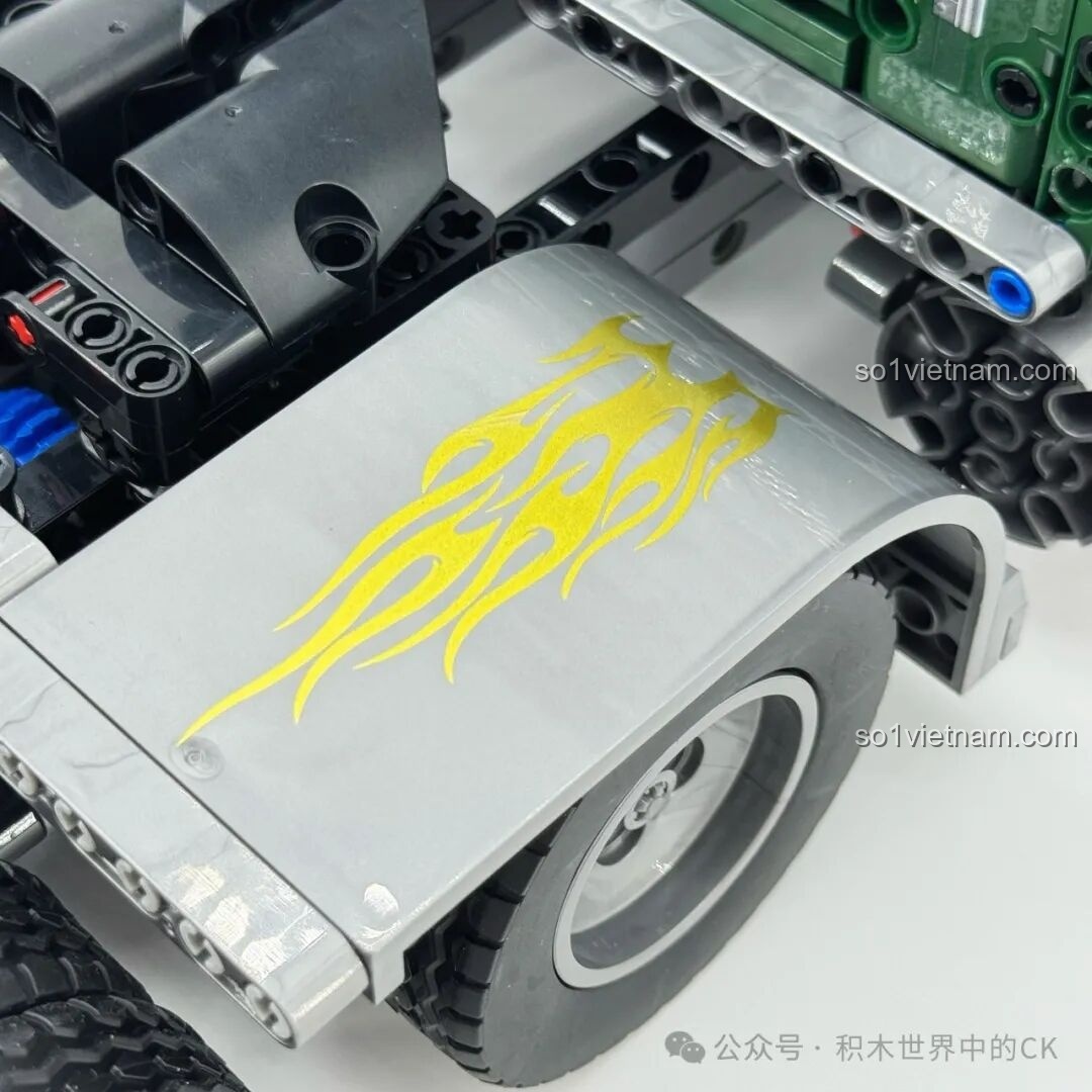 Mở nắp capo của cả hai xe, JIESTAR JJ9069 Peterbilt 389 và xe khác, để so sánh động cơ. Review JIESTAR JJ9069 Peterbilt 389.