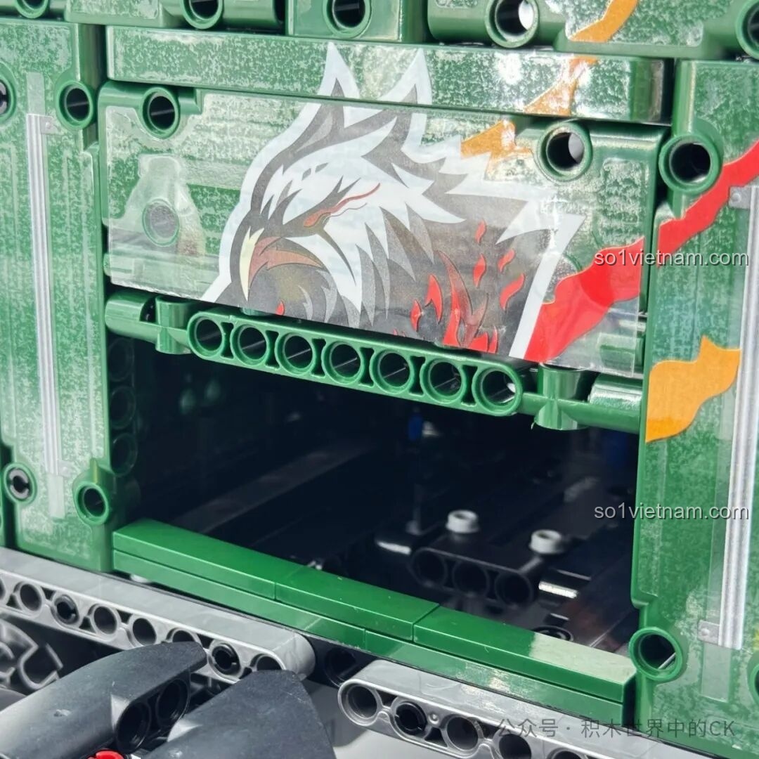 Cận cảnh phần đuôi xe JIESTAR JJ9069 Peterbilt 389 với biển số '389' và đèn hậu. Review JIESTAR JJ9069 Peterbilt 389.