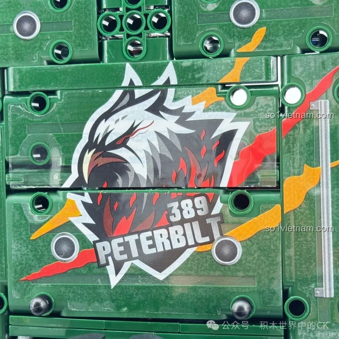 Mặt trên cabin của JIESTAR JJ9069 Peterbilt 389 với logo, thể hiện sự hoàn thiện. Review JIESTAR JJ9069 Peterbilt 389.