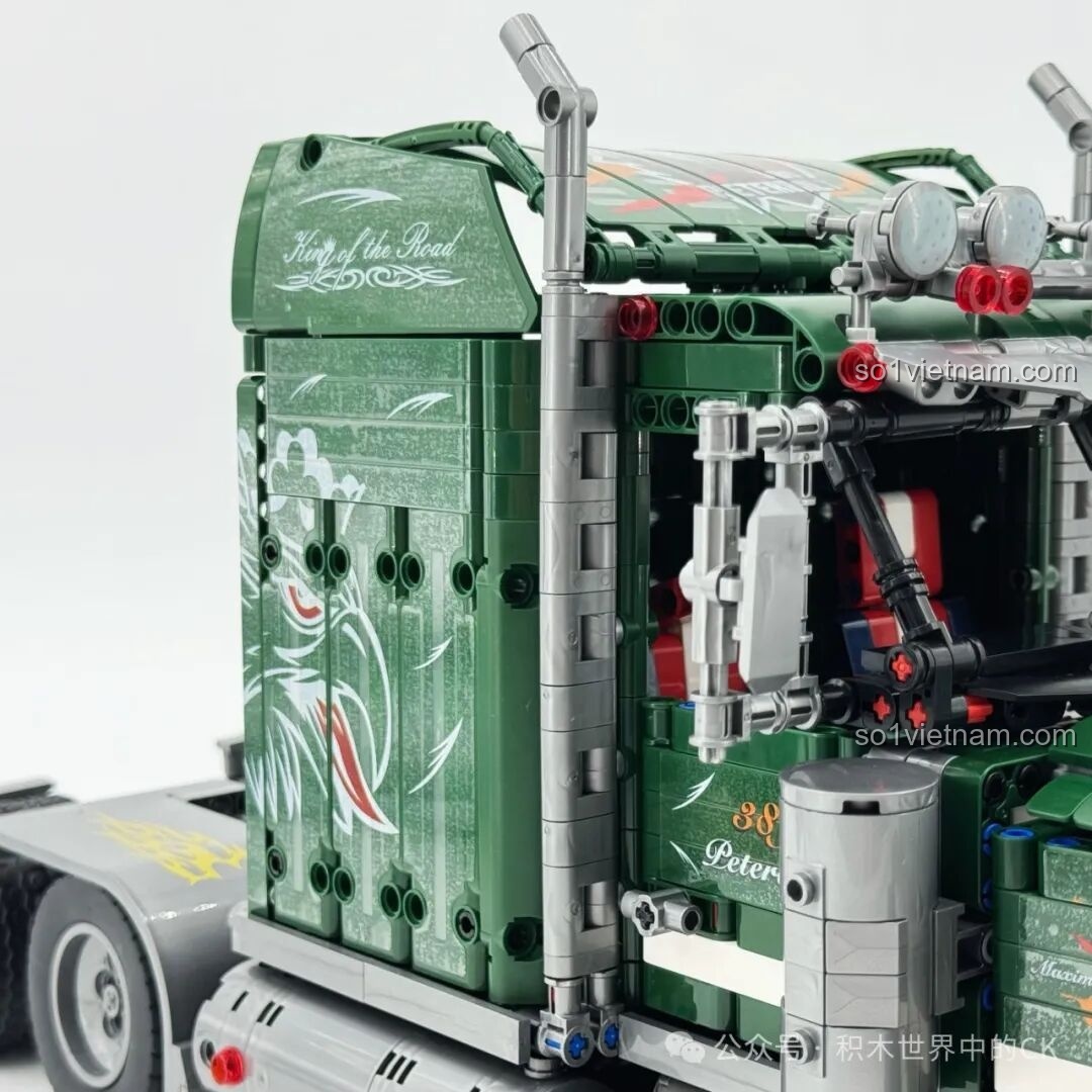 Gầm xe JIESTAR JJ9069 Peterbilt 389 được thiết kế chắc chắn với các chi tiết kỹ thuật phức tạp. Review JIESTAR JJ9069 Peterbilt 389.