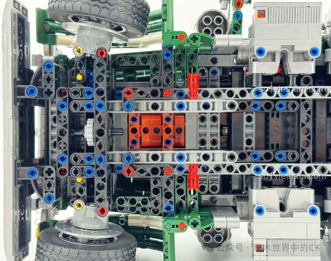 Góc nhìn khác của gầm xe JIESTAR JJ9069 Peterbilt 389, với ống xả và bình nhiên liệu. Review JIESTAR JJ9069 Peterbilt 389.