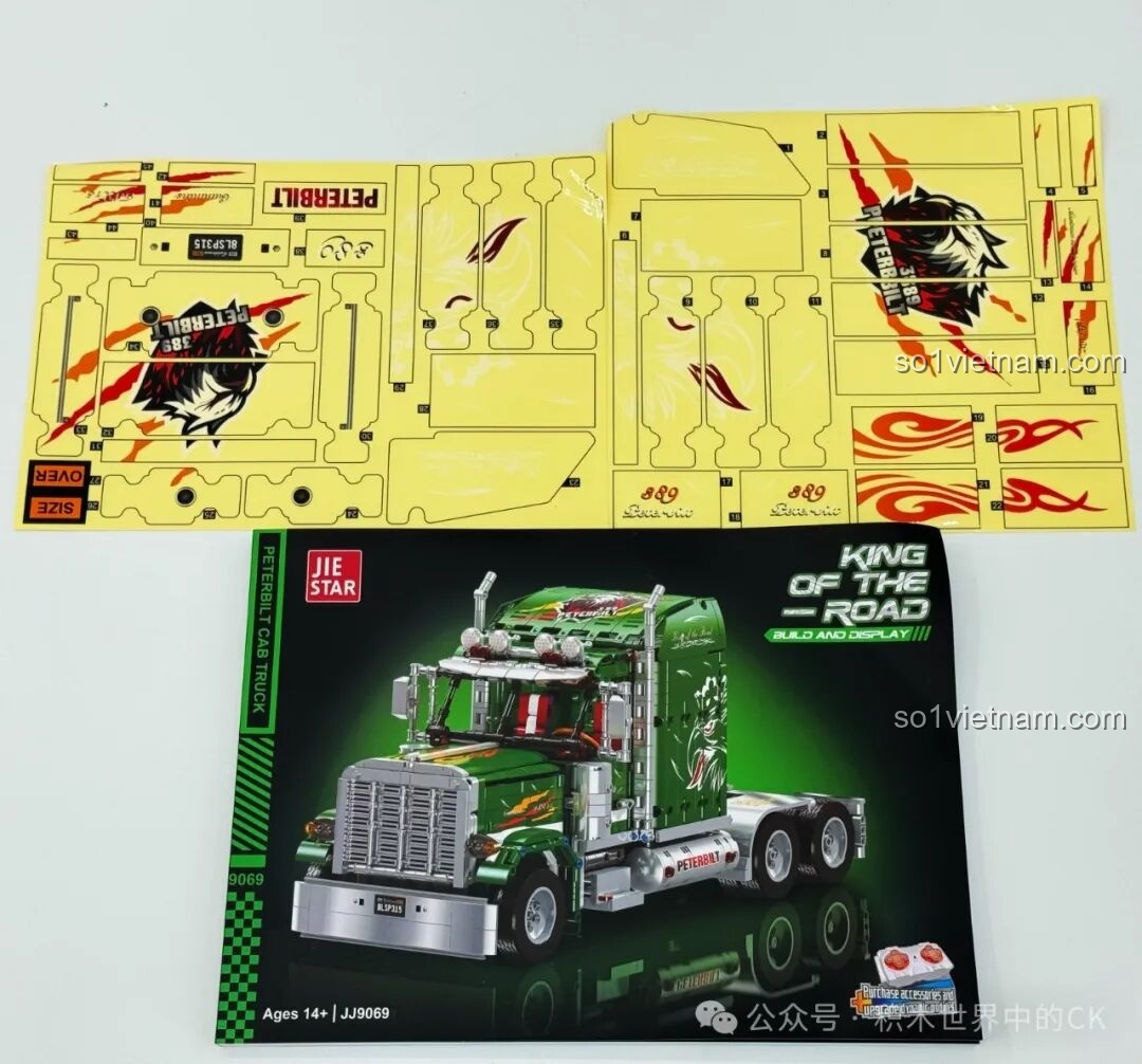 Nội dung bên trong hộp JIESTAR JJ9069 Peterbilt 389: sách hướng dẫn, bộ sticker và các túi mảnh ghép. Review JIESTAR JJ9069 Peterbilt 389.
