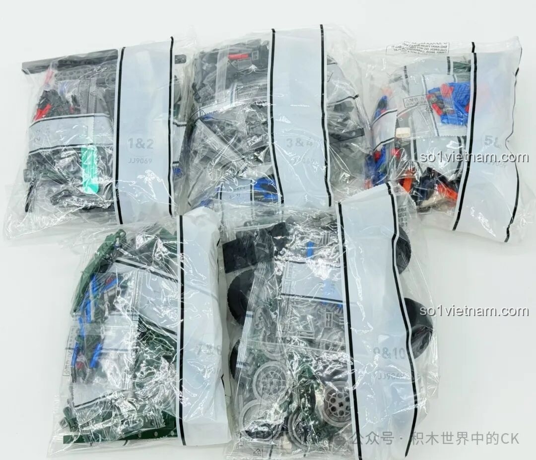 Các túi mảnh ghép được đánh số của bộ lắp ghép JIESTAR JJ9069 Xe đầu kéo Peterbilt 389. Review JIESTAR JJ9069 Peterbilt 389.