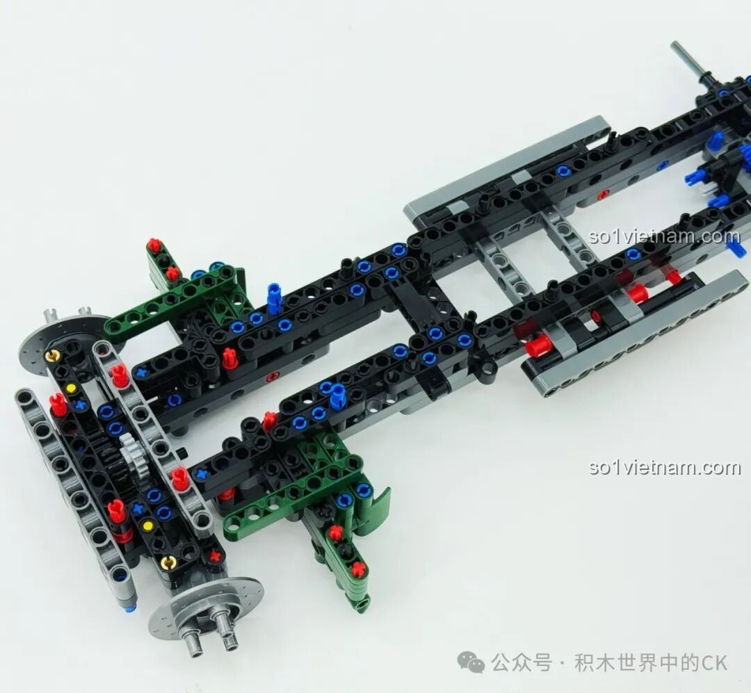 Khung gầm của mô hình JIESTAR JJ9069 Peterbilt 389 dần hình thành với các trục và hệ thống treo. Review JIESTAR JJ9069 Peterbilt 389.