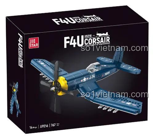 Mô hình hoàn thiện của bộ lắp ghép Máy bay F4U Corsair JIESTAR JJ9216. Chiếc máy bay màu xanh dương đậm với phần mũi màu vàng, cánh quạt đen, sẵn sàng cho các bé trai 14 tuổi khám phá.