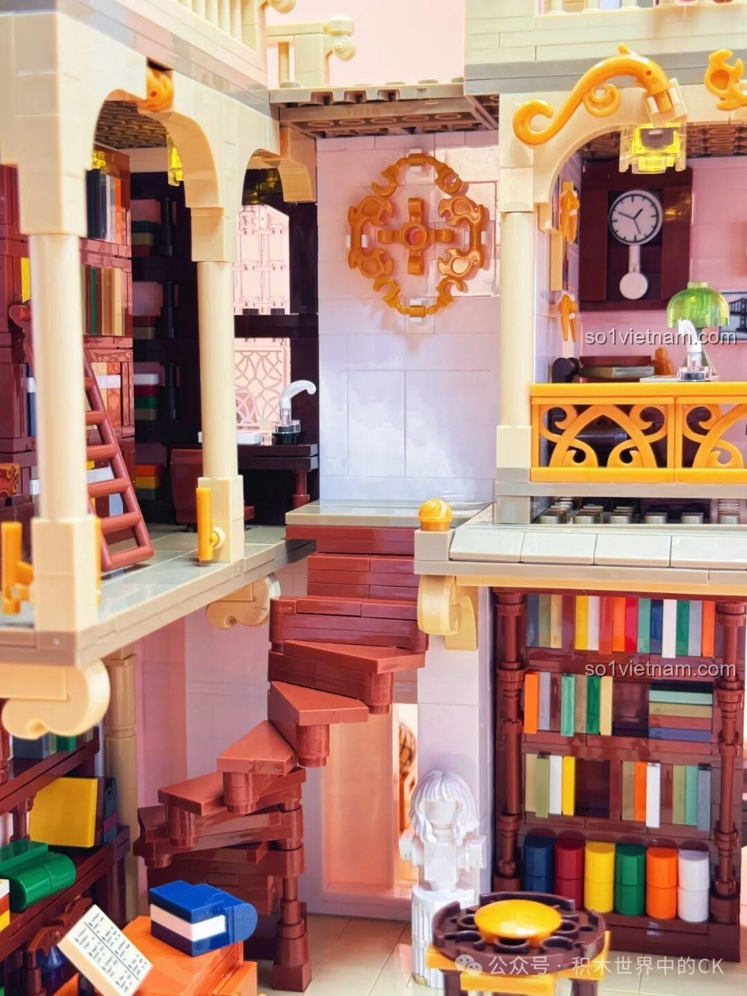 Cận cảnh cầu thang xoắn ốc và các chi tiết trang trí xung quanh trong mô hình Thư viện Châu Âu JIESTAR 57015.