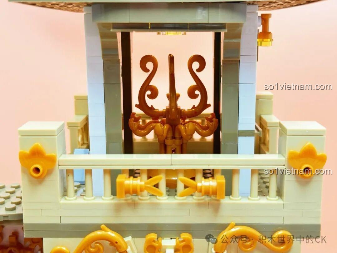 Cận cảnh chi tiết nội thất tầng 1 của mô hình Thư viện Châu Âu JIESTAR 57015, bao gồm bàn, ghế, sách.