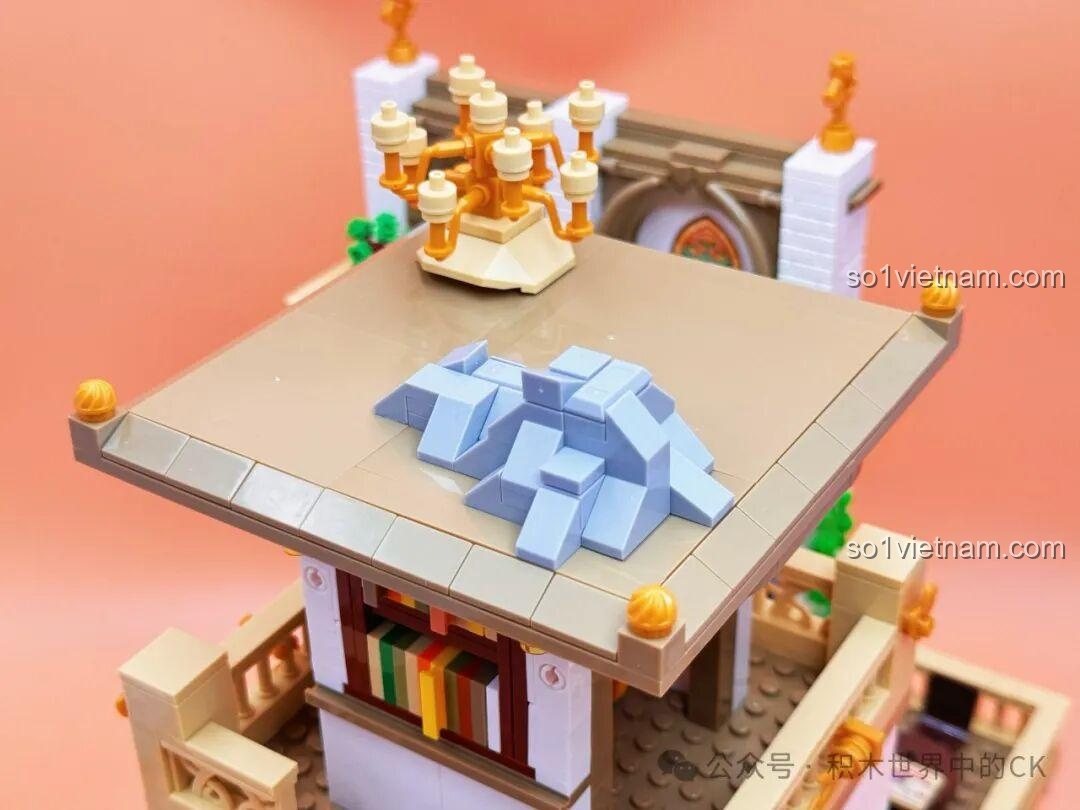 Cận cảnh chi tiết nội thất tầng 2 của mô hình Thư viện Châu Âu JIESTAR 57015, bao gồm bàn, ghế, đèn.