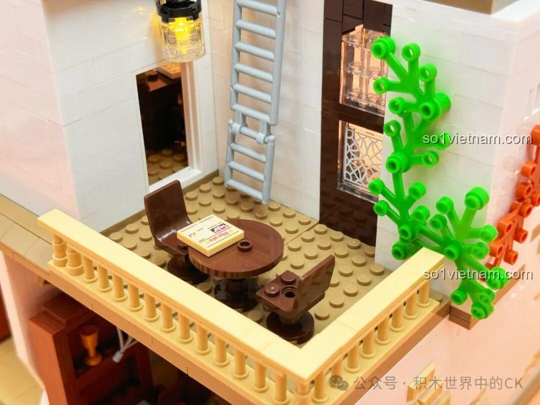 Cận cảnh ban công tầng 2 của mô hình Thư viện Châu Âu JIESTAR 57015 với bàn ghế và cây xanh.