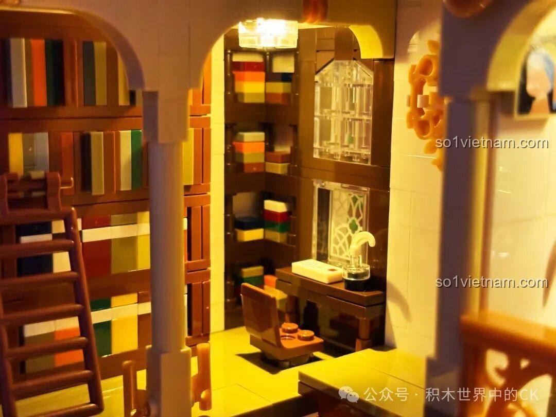 Cận cảnh các bức tranh ảnh được treo trên tường trong mô hình Thư viện Châu Âu JIESTAR 57015.