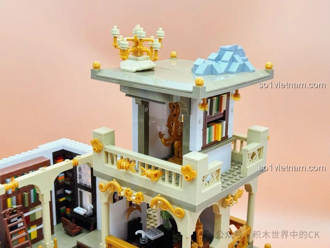 Các chi tiết nội thất như bàn, ghế, đèn được lắp ráp cho mô hình Thư viện Châu Âu JIESTAR 57015.