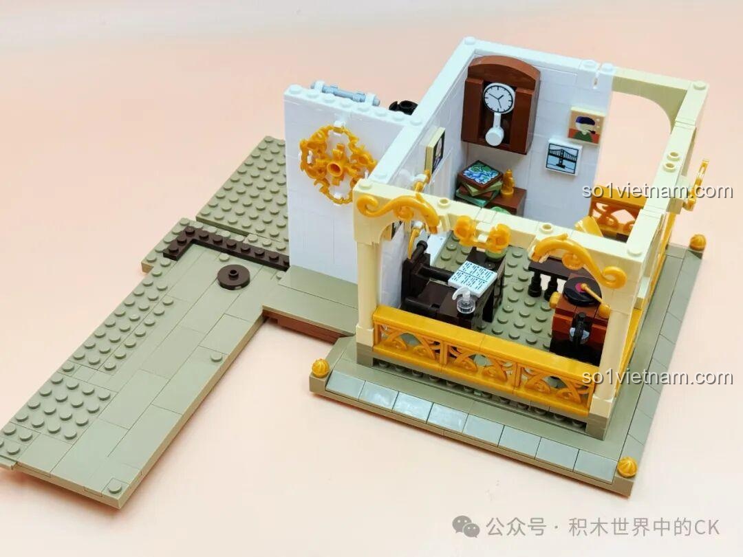 Giai đoạn lắp ráp tầng 1 của mô hình Thư viện Châu Âu JIESTAR 57015, bao gồm các bức tường và nội thất.