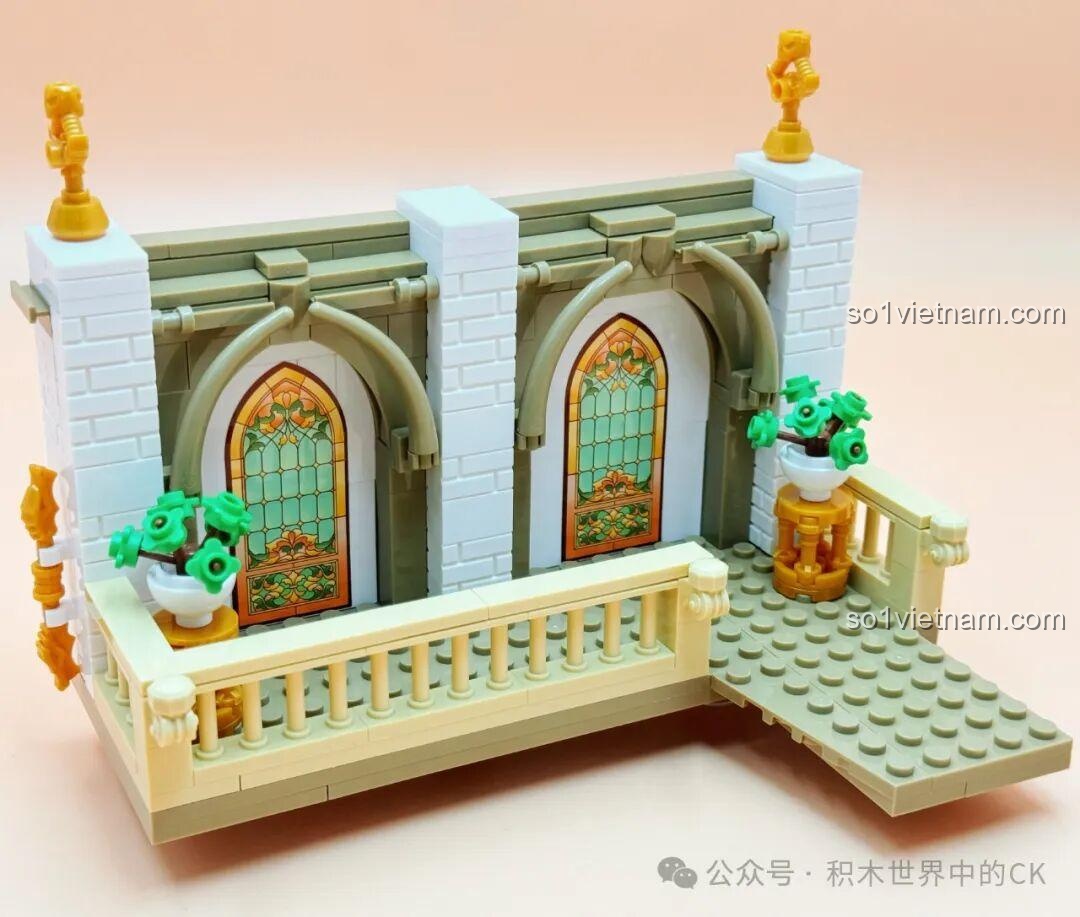 Giai đoạn lắp ráp tầng 2 của mô hình Thư viện Châu Âu JIESTAR 57015, với ban công và các chi tiết trang trí.