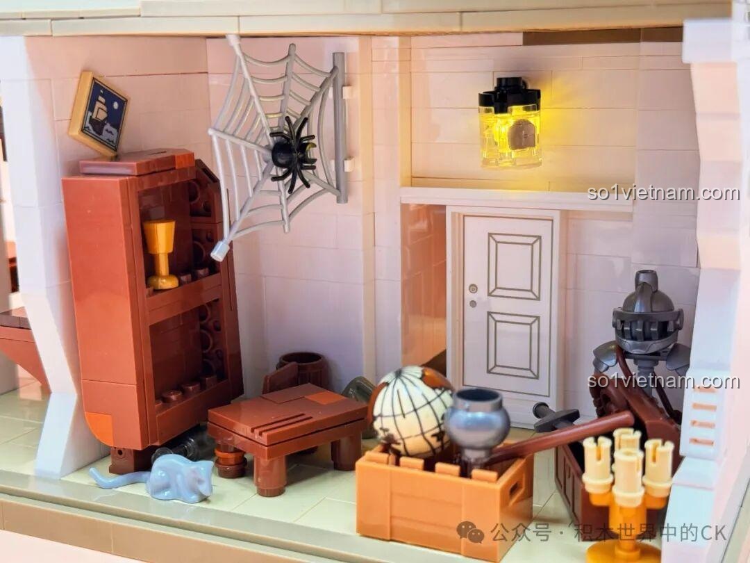 Mô hình Thư viện Châu Âu JIESTAR 57015 nhìn từ phía trước, với ánh đèn lung linh.