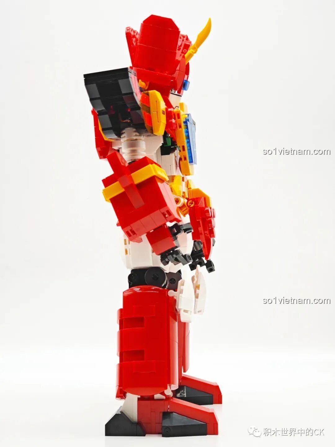 Mô hình Robot Chiến Binh Trái Đất JIESTAR 58033 đang đứng nhìn từ bên