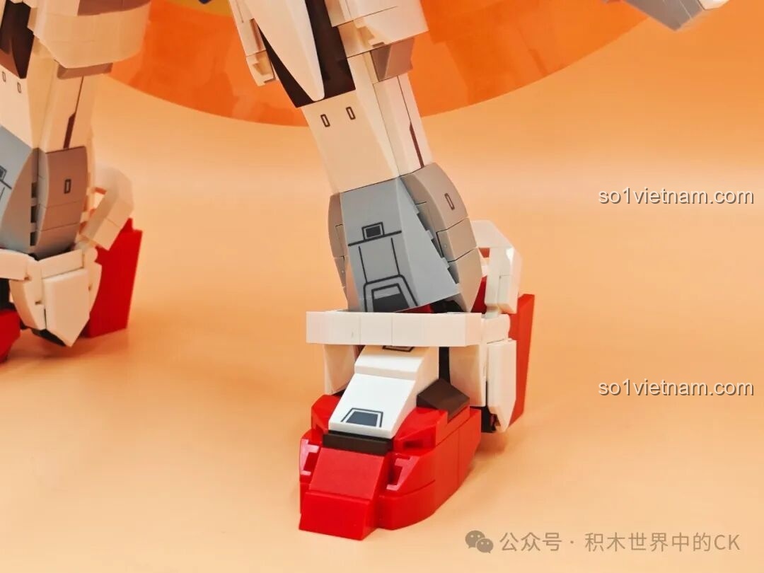 Chi tiết phần lưng của JIESTAR 58107 God Iron-Blooded