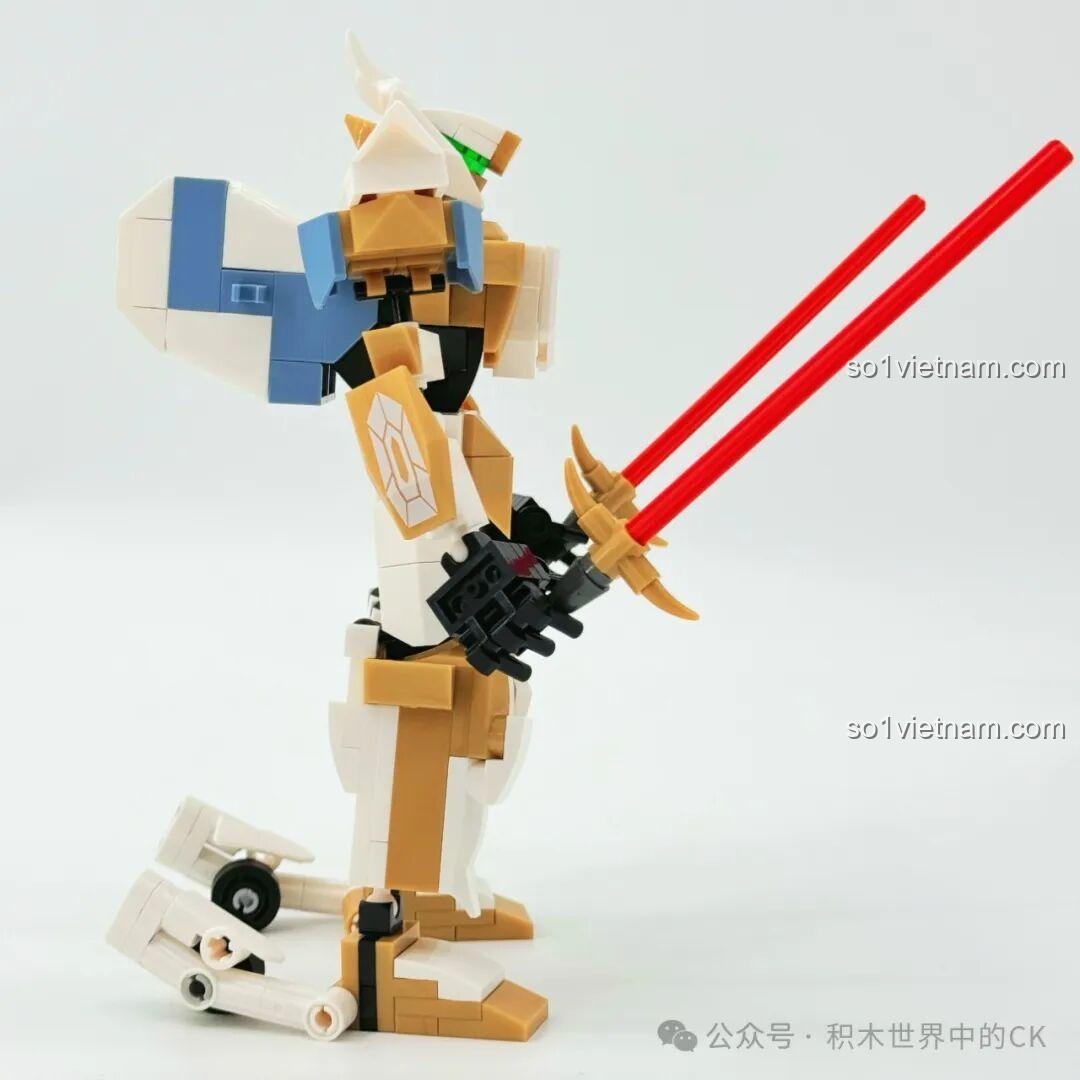 Robot Lancelot JIESTAR 58161 trong tư thế quyến rũ với hai kiếm và khiên