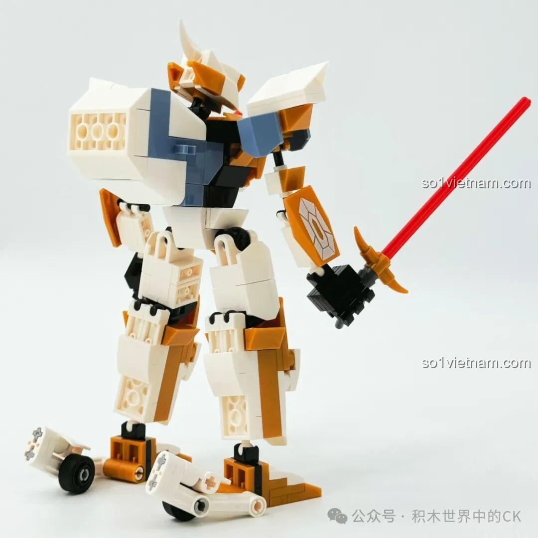 Robot Lancelot JIESTAR 58161 trong tư thế quyến rũ với hai kiếm