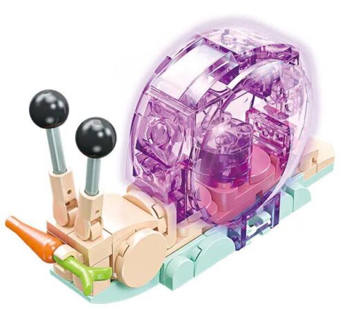 Mô hình ốc sên JIESTAR 58235 lắp ghép từ các khối nhựa, có cà rốt bên cạnh, màu tím và hồng chủ đạo, phù hợp cho bé 6 tuổi