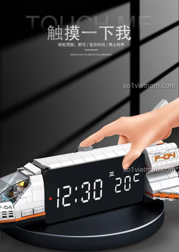 Tính năng cảm ứng chạm để tắt báo thức trên đồng hồ để bàn lắp ráp J601, tiện lợi và thông minh.