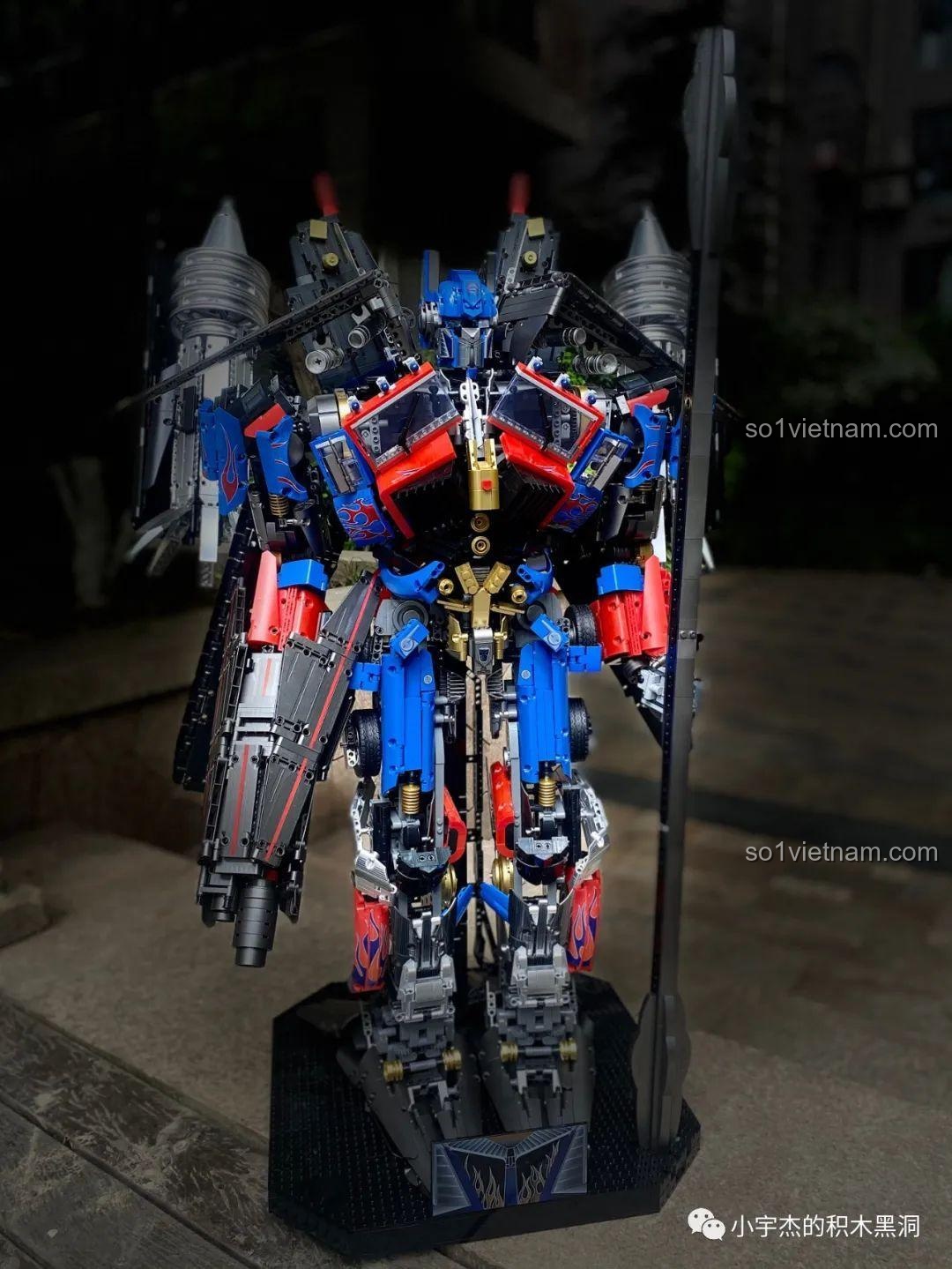 Bức ảnh chụp đêm của robot K-box V5006, tạo cảm giác bí ẩn và mạnh mẽ.