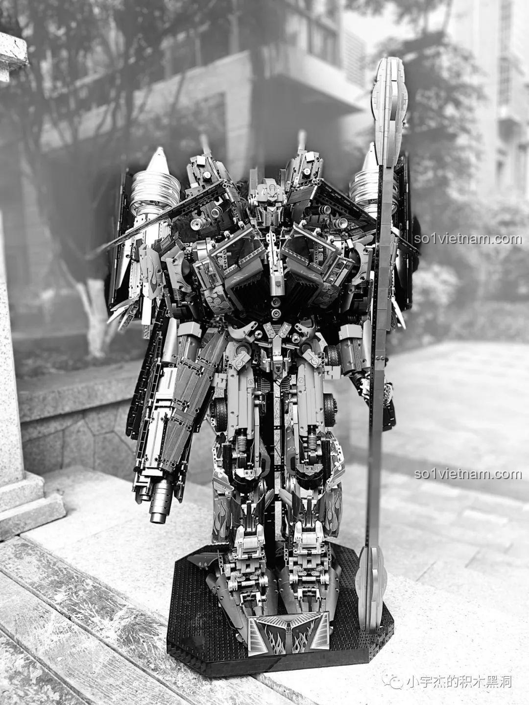 Bức ảnh đen trắng nghệ thuật của robot K-box V5006.
