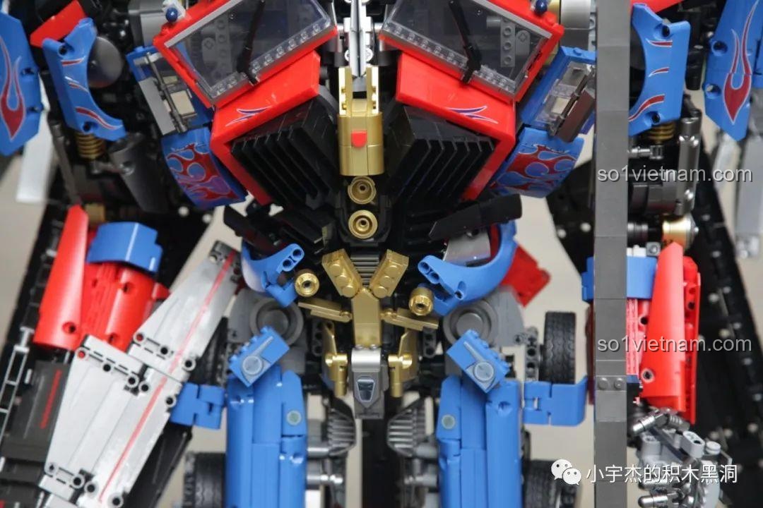 Cận cảnh chi tiết phần bụng của robot K-box V5006 ngoài trời.