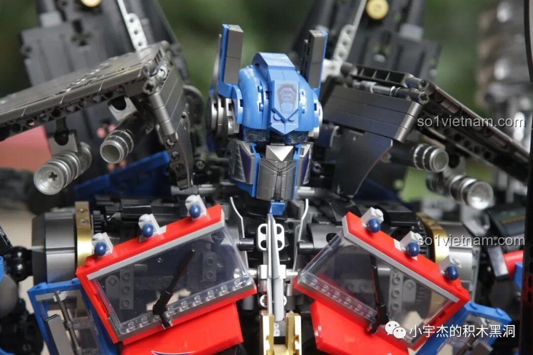 Cận cảnh gương mặt của robot Optimus Prime K-box V5006, đầy uy lực.