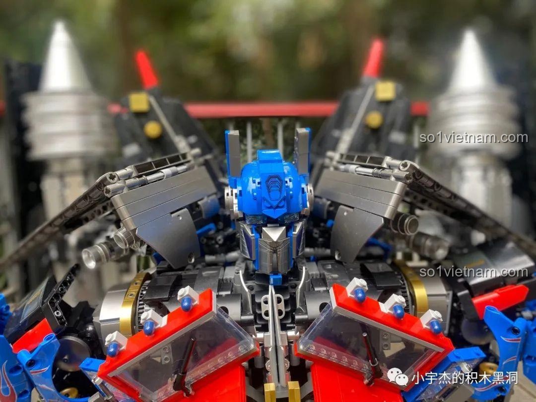 Một bức ảnh cận cảnh khác của phần đầu robot K-box V5006 ngoài trời.